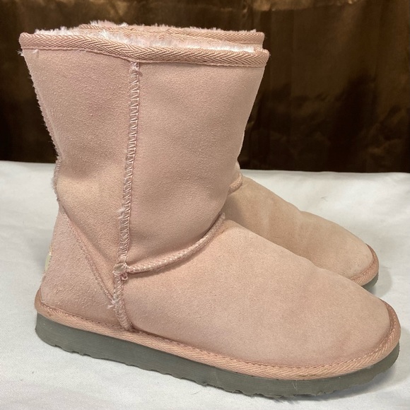 UGG Classic Short Boots - Picture 4 of 9